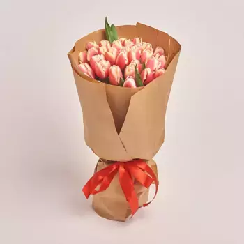 Букет из 35 розово-белых тюльпанов в крафте