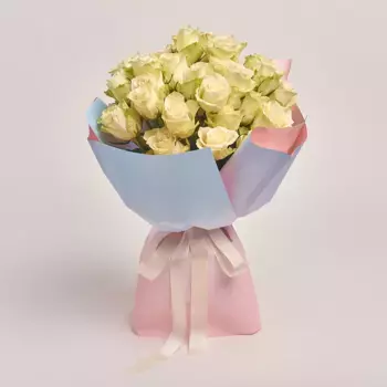 Букет из 35 светло-бежевых роз в светло-розовой бумаге