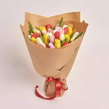 Букет из 35 тюльпанов микс в крафте