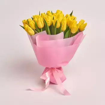 Букет из 35 желтых тюльпанов в розовой пленке