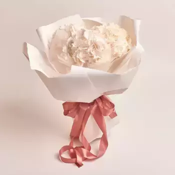 Букет из 3 белых гортензий в белой бумаге