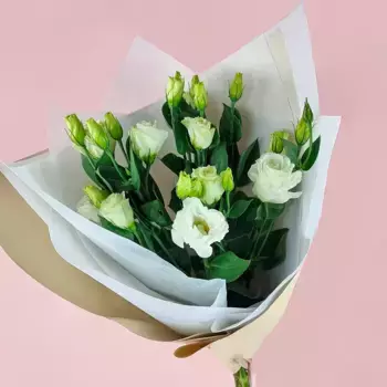 Букет из 3 белых лизиантусов в белой бумаге