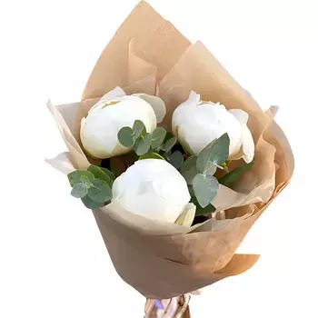 Букет из 3 белых пионов в крафте