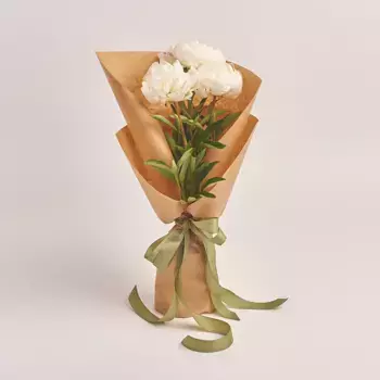 Букет из 3 белых пионов в крафте с лентой