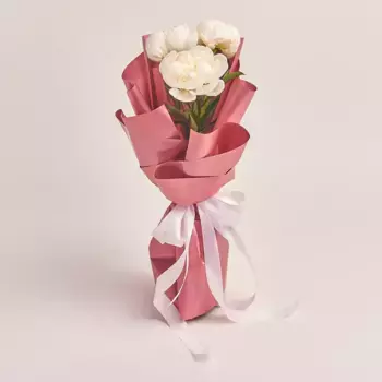 Букет из 3 белых пионов в розовой бумаге
