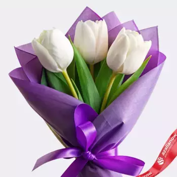 Букет из 3 белых тюльпанов в упаковке