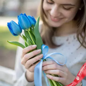 Букет из 3 голубых тюльпанов с голубой лентой, Россия