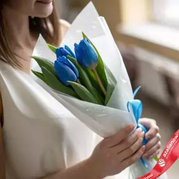 Букет из 3 голубых тюльпанов в белой пленке, Россия