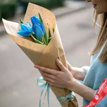 Букет из 3 голубых тюльпанов в крафте, Россия