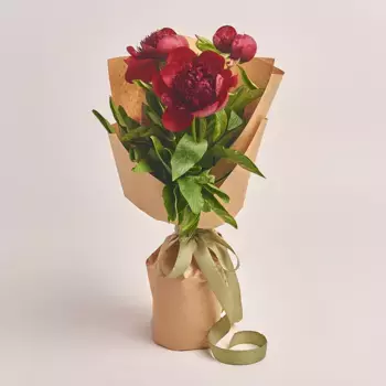 Букет из 3 красных пионов в крафте