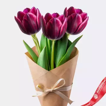 Букет из 3 малиновых тюльпанов в крафте