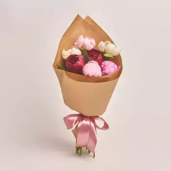 Букет из 3 розовых, 2 красных и 2 белых пионов в крафте