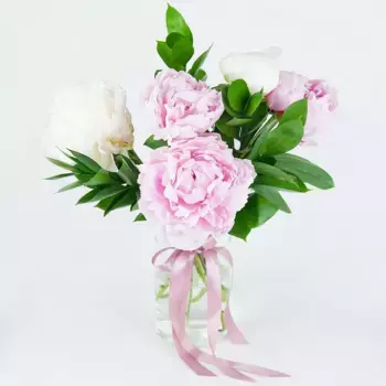 Букет из 3 розовых и 2 белых пионов «Счастливые сны»