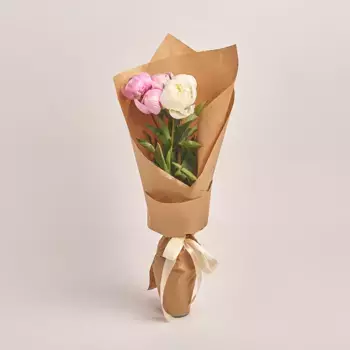 Букет из 3 розовых и 2 белых пионов в крафте