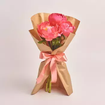 Букет из 3 розовых пионов в крафте
