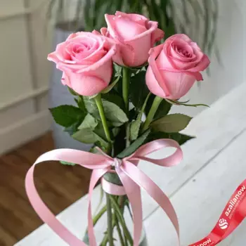 Букет из 3 розовых роз 50 см с лентой Эквадор