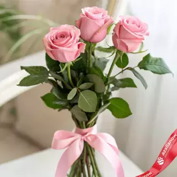 Букет из 3 розовых роз с лентой 40 см, Россия