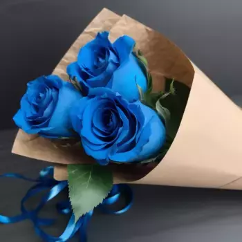 Букет из 3 синих роз в крафтовой бумаге