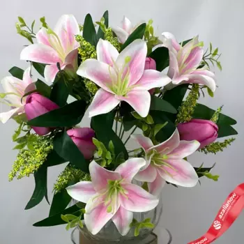 Букет из 4 сиреневых тюльпанов и 7 розовых лилий