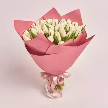 Букет из 51 белого тюльпана в розовой бумаге