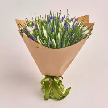 Букет из 51 фиолетового и 50 белых ирисов в крафте