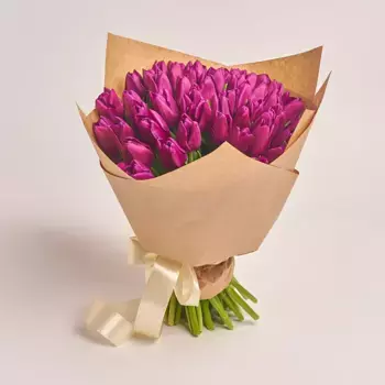 Букет из 51 фиолетового тюльпана в крафте