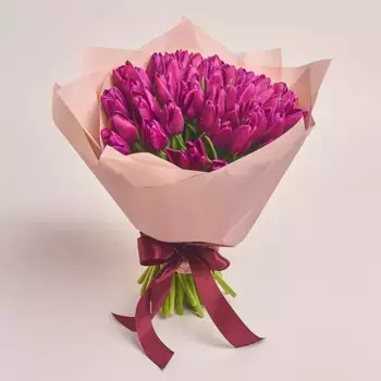 Букет из 51 фиолетового тюльпана в кремовой бумаге