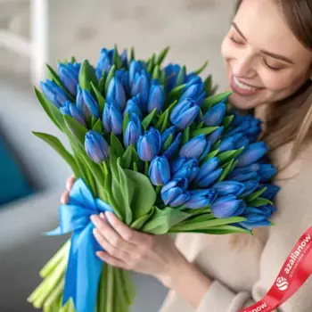 Букет из 51 голубого тюльпана с голубой лентой, Россия