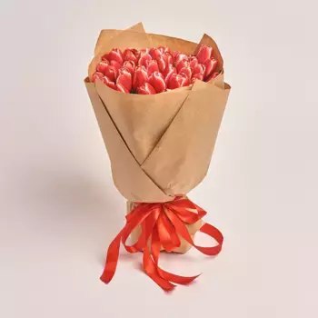 Букет из 51 красного тюльпана в крафте