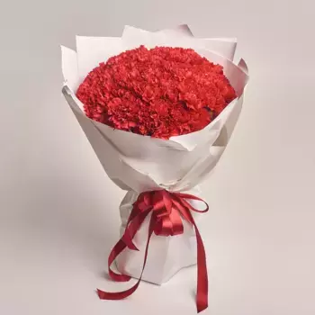 Букет из 51 красной гвоздики в белой крафтовой бумаге