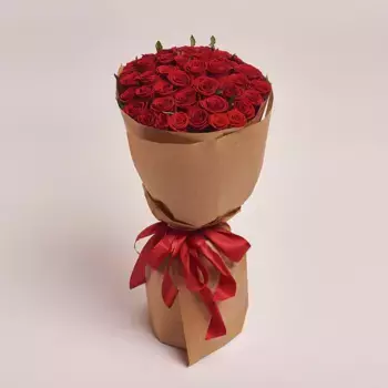 Букет из 51 красной розы в крафте