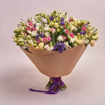 Букет из 51 лизиантуса микс в крафте