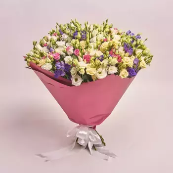Букет из 51 лизиантуса микс в розовой бумаге