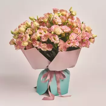 Букет из 51 лизиантуса в светло-розовой бумаге