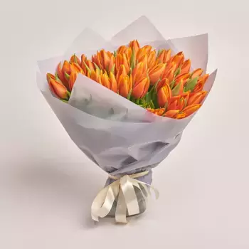 Букет из 51 оранжевого тюльпана в серой пленке