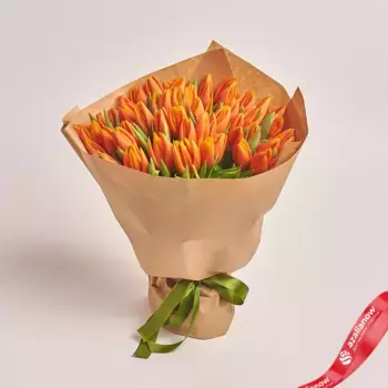 Букет из 51 оранжевых тюльпанов в крафте