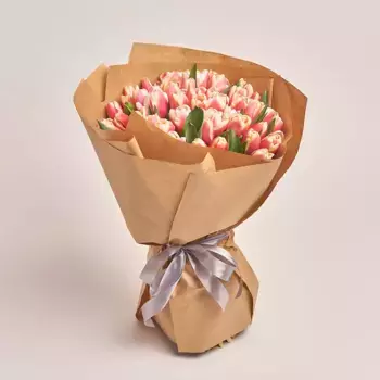 Букет из 51 розово-белого тюльпана в крафте