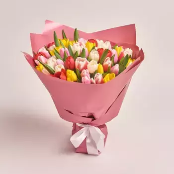 Букет из 51 тюльпана микс в светло-розовой бумаге