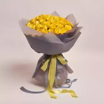 Букет из 51 желтой розы в темно-серой пленке