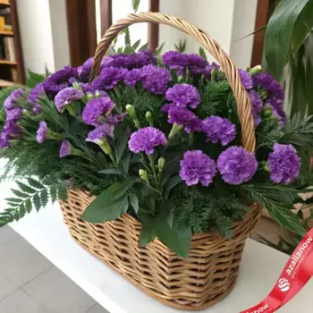 Букет из 55 фиолетовых гвоздик с зеленью в корзине
