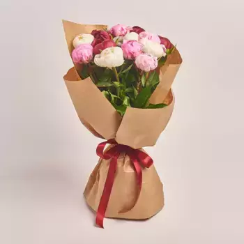 Букет из 5 белых, 5 красных и 5 розовых пионов в крафте