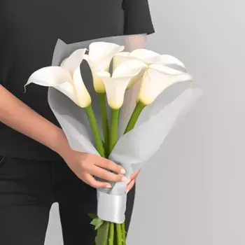 Букет из 5 белых калл в белой упаковке «Букет бабушке»
