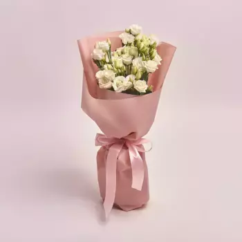 Букет из 5 белых лизиантусов в бежевой пленке