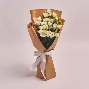 Букет из 5 белых лизиантусов в крафте