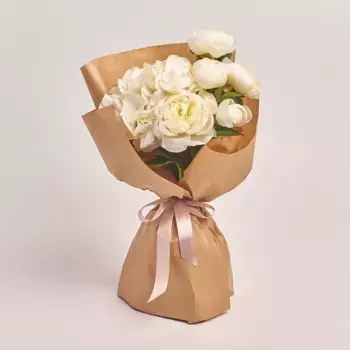 Букет из 5 белых пионов и гортензии в крафте