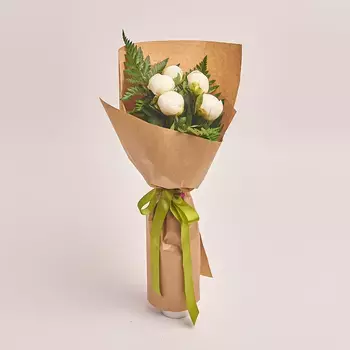Букет из 5 белых пионов в крафте с зеленой лентой