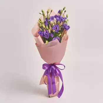 Букет из 5 фиолетовых лизиантусов в бежевой пленке