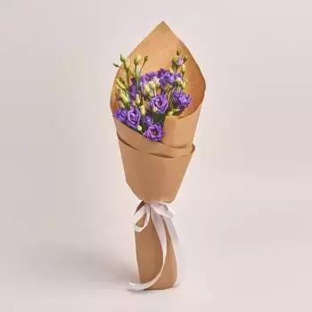 Букет из 5 фиолетовых лизиантусов в крафте