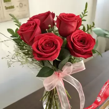 Букет из 5 красных роз с лентой, 50 см, Эквадор