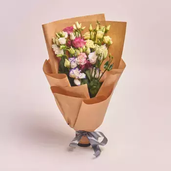 Букет из 5 лизиантусов в крафте «Начальнику»